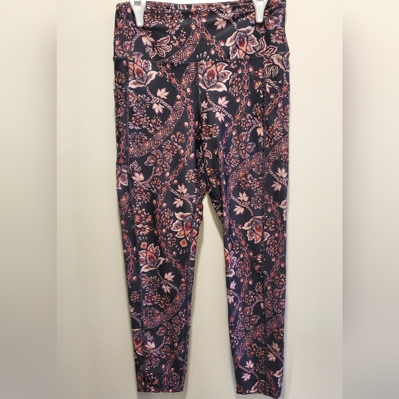☆ 3/35$ | MARIKA | Black & Pink Paisley Active Leggings w/ Pockets Size Medium - Picture 2 of 7